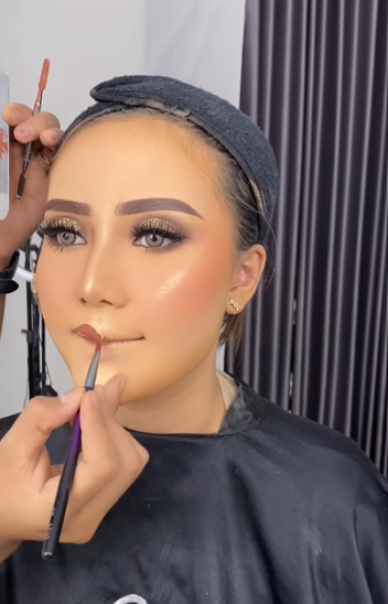 Memakai Lipstik