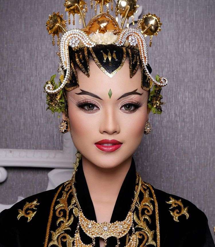 Makeup paes ageng pakem
