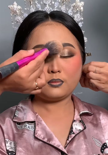 Memakai Bedak Memakai Bedak