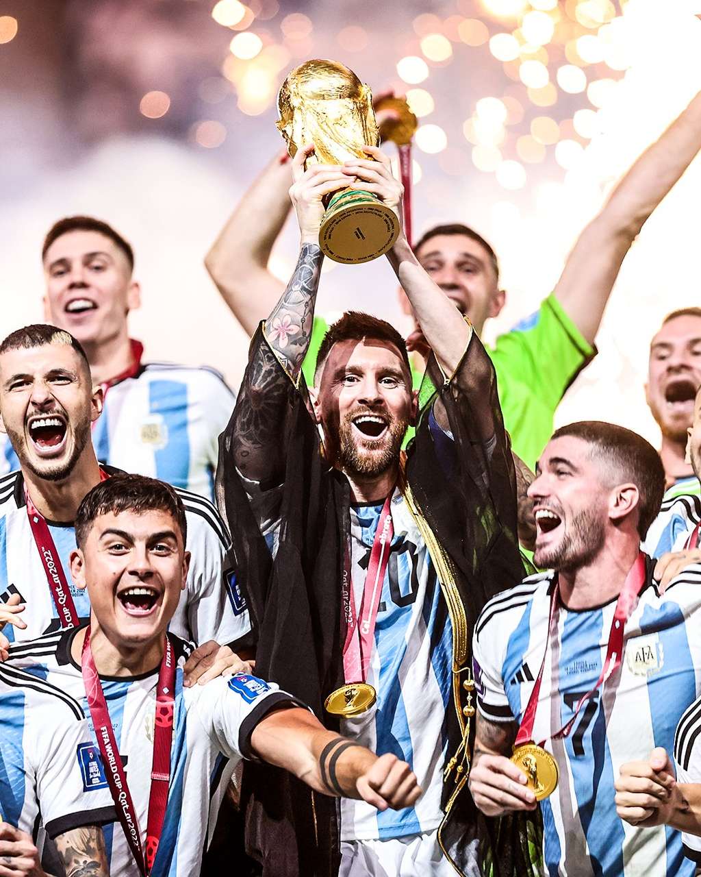 Penampilan 'Syeikh' Messi Pakai Jubah Arab Saat Terima Trofi Piala Dunia 2022