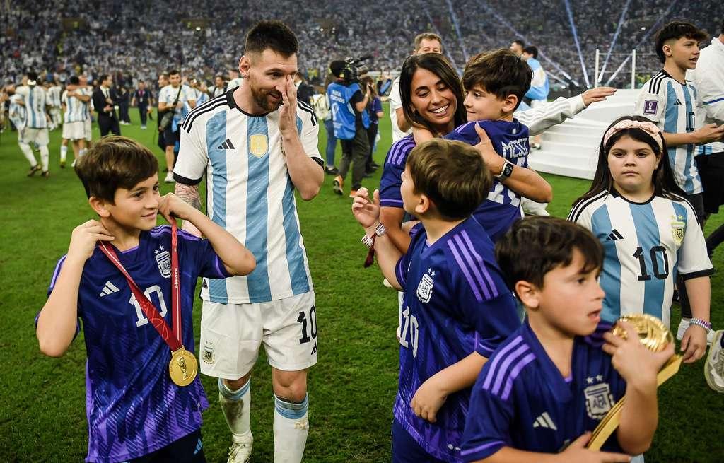 Penampilan 'Syeikh' Messi Pakai Jubah Arab Saat Terima Trofi Piala Dunia 2022