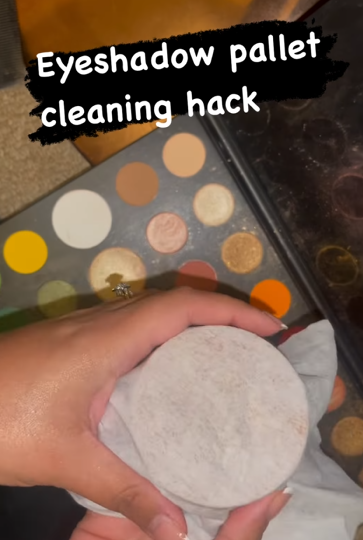 Membersihkan Palet Eyeshadow