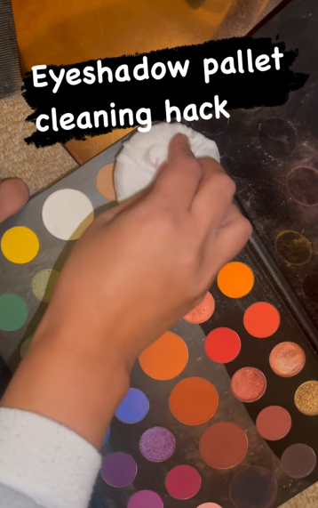 Membersihkan Palet Eyeshadow