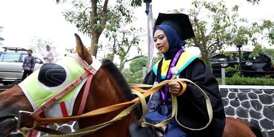 Heboh Mahasiswi Datang ke Wisuda Naik Kuda