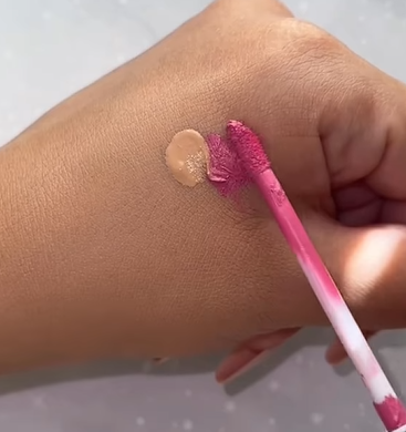 Mencampur Lipstik dan Concealer