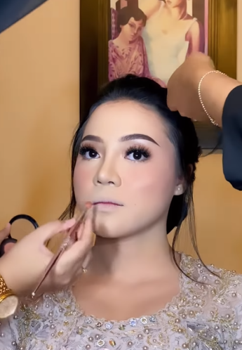 Memakai Base Makeup di Bibir
