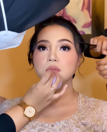 Meratakan Riasan Bibir