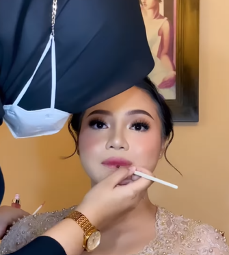 Memakai Lipstik