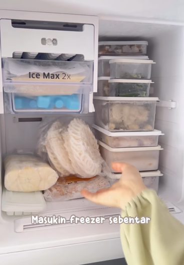 Memasukkan Kerupuk ke Dalam Freezer