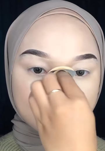 Memakai Bedak Tabur