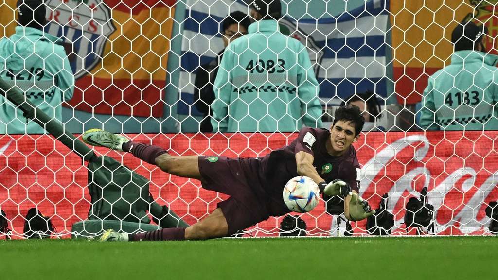 Bono saat menepis tendangan penalti kedua Spanyol