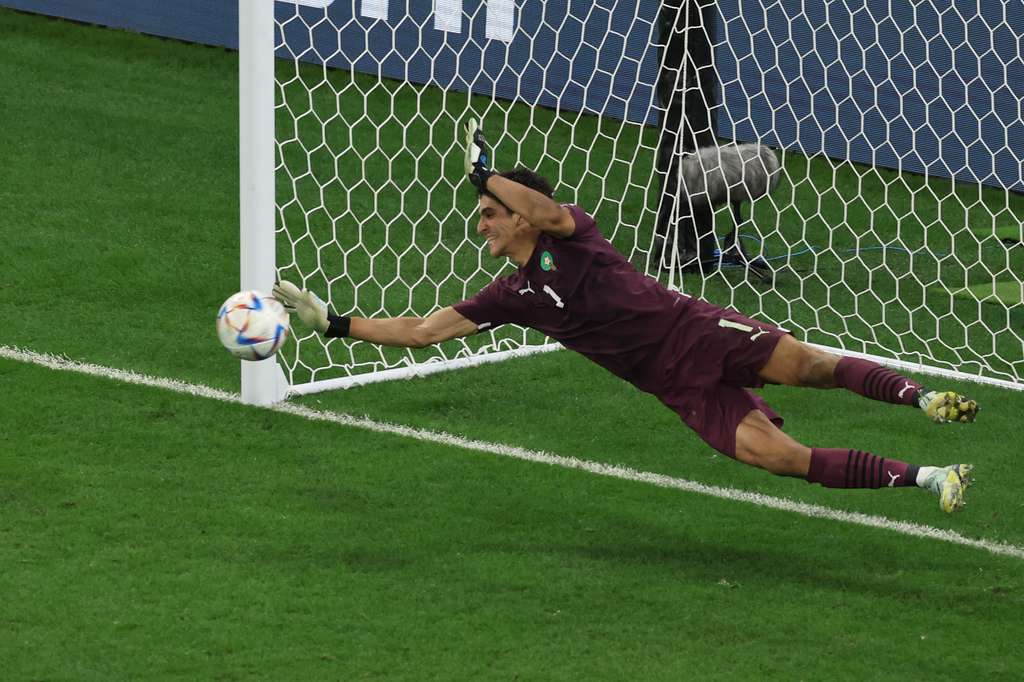 Bono saat menepis tendangan Sergio Busquets