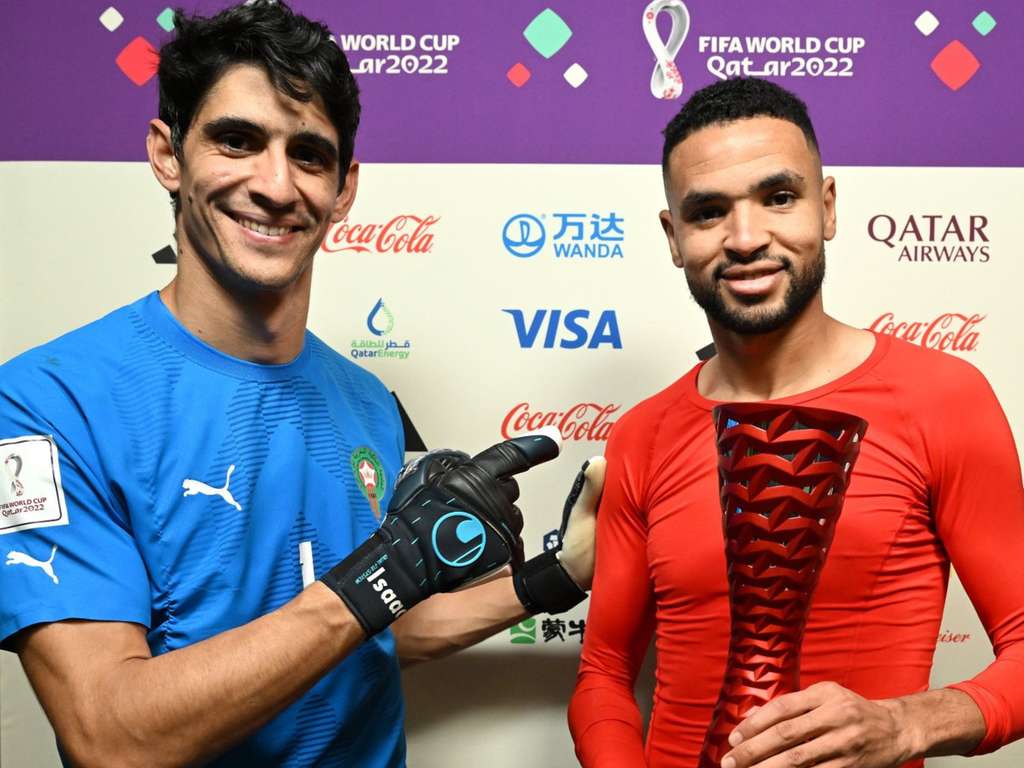 Bono menyerahkan penghargaan man of the match ke Youssef En-Nesyri