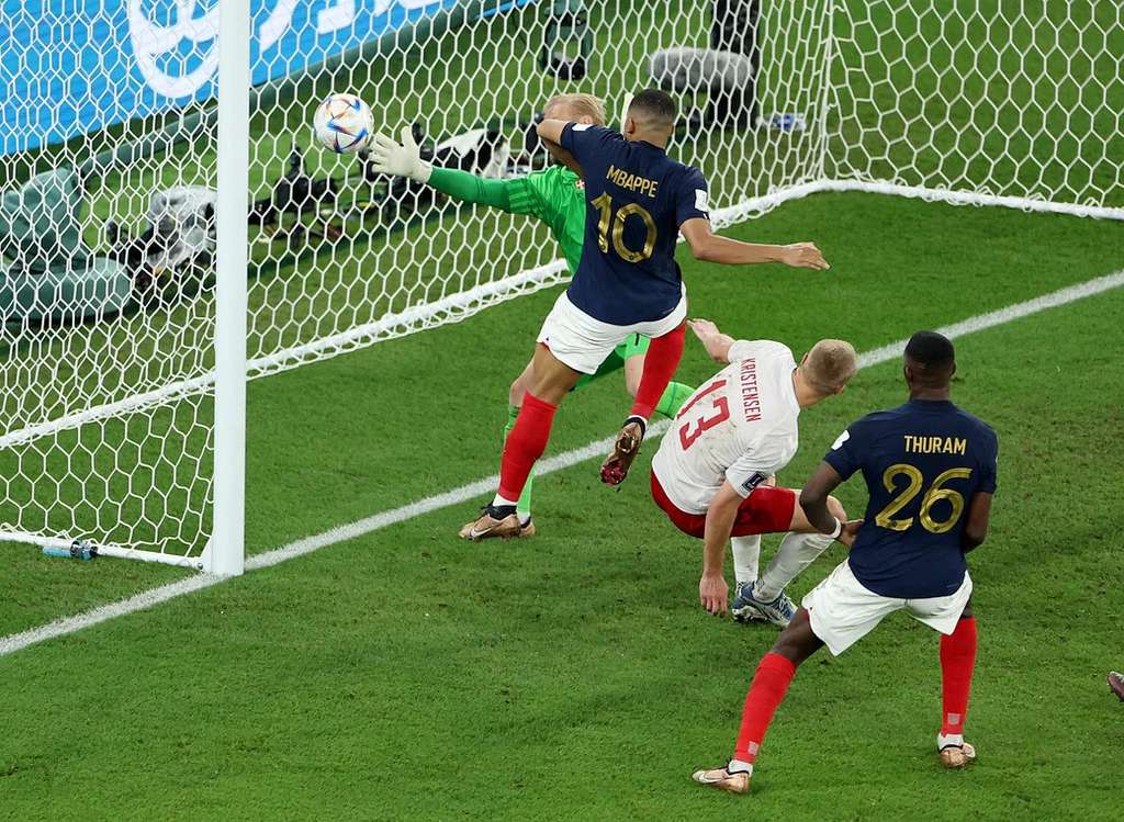 Mbappe saat mencetak gol kedua ke gawang Denmark