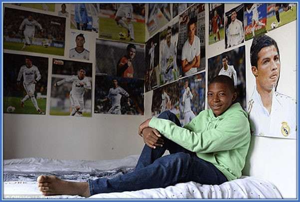 Kamar Mbappe kecil dipenuhi poster pemain sepakbola