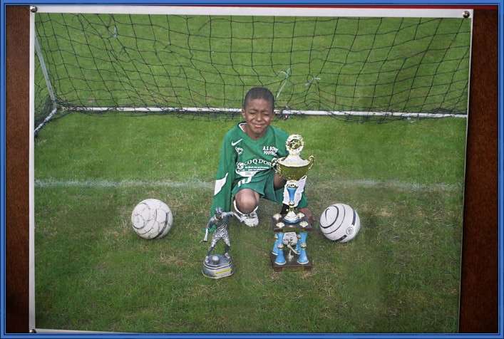 Kylian Mbappe kecil dengan pialanya