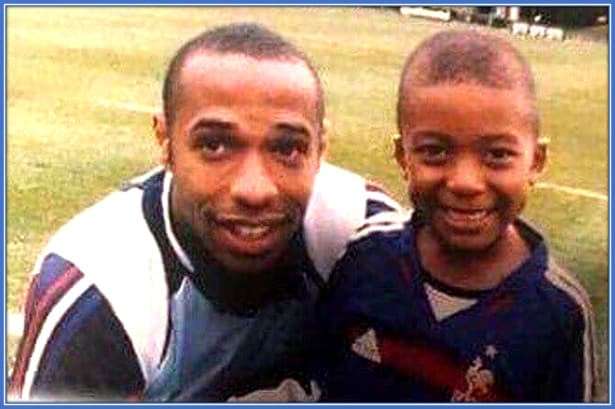 Mbappe kecil dan Thierry Henry.