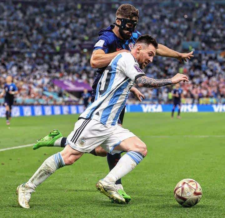 Messi sebelum memberi assist ke Julian Alvarez melewati bek Kroasia