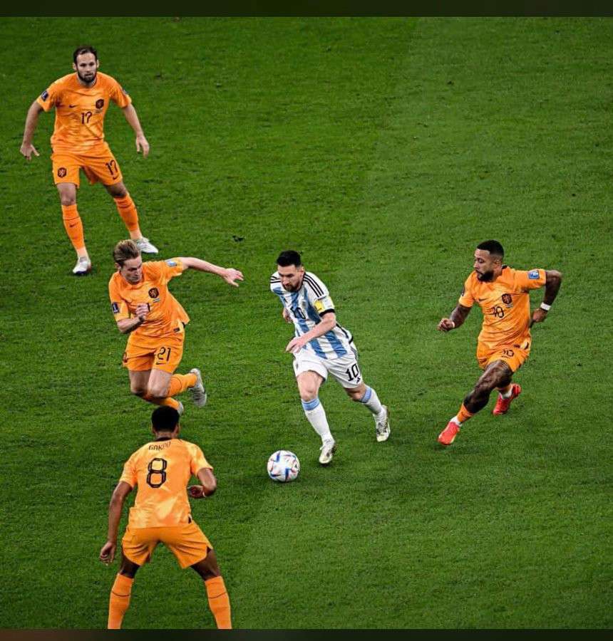 Messi saat dikepung pemain Belanda