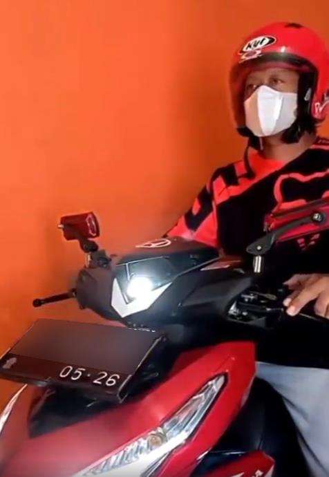 Viral modifikasi sepeda motor dan helm jadi serba otomatis.