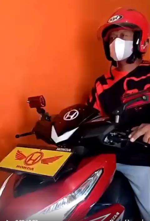 Viral modifikasi sepeda motor dan helm jadi serba otomatis.