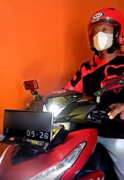 Viral modifikasi sepeda motor dan helm jadi serba otomatis.