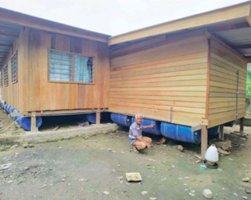 Viral rumah anti banjir pakai tong plastik agar mengapung di air.