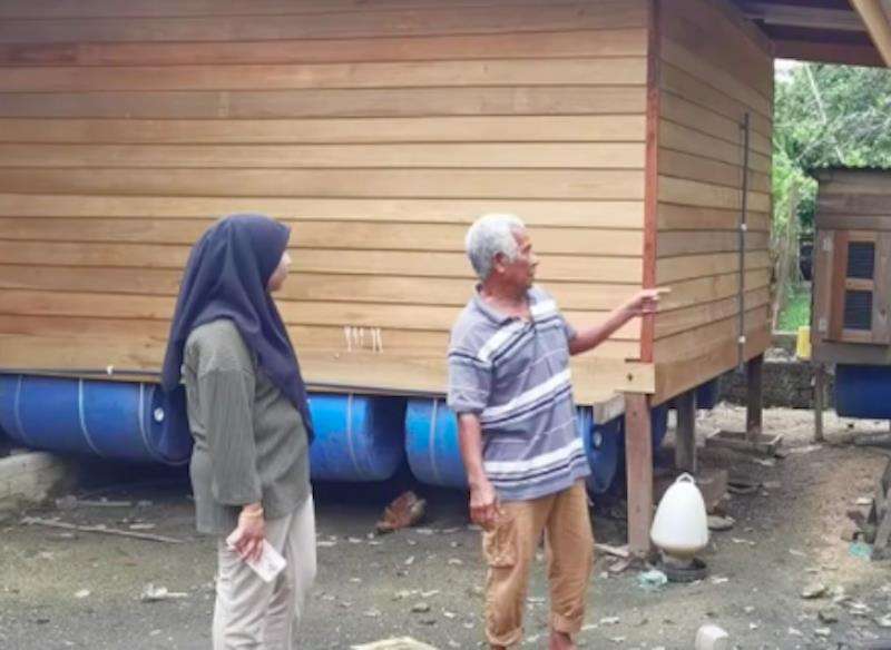 Viral rumah anti banjir pakai tong plastik agar mengapung di air.