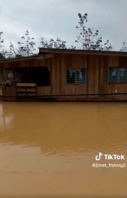 Viral rumah anti banjir pakai tong plastik agar mengapung di air.