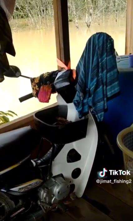 Kondisi di dalam rumah apung pakai tong buatan Che Ahmad.