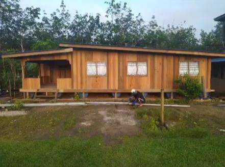 Viral rumah anti banjir pakai tong plastik agar mengapung di air.