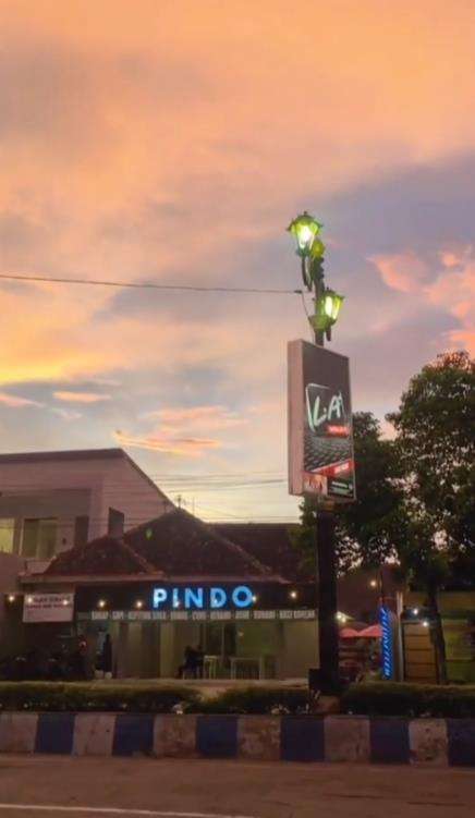 Hari itu sudah sore dan masuk waktu Maghrib.