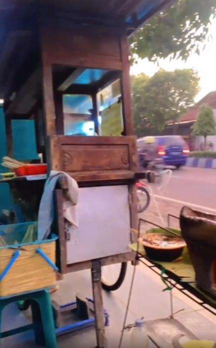 Warung sate tampak sepi, tidak terlihat batang hidung penjualnya.