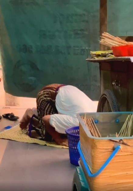 Viral penjual sate tengah sholat di belakang gerobaknya.