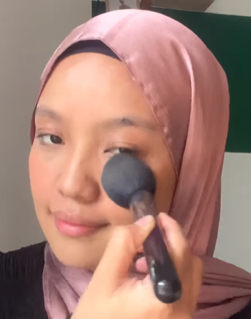 Memakai Bedak
