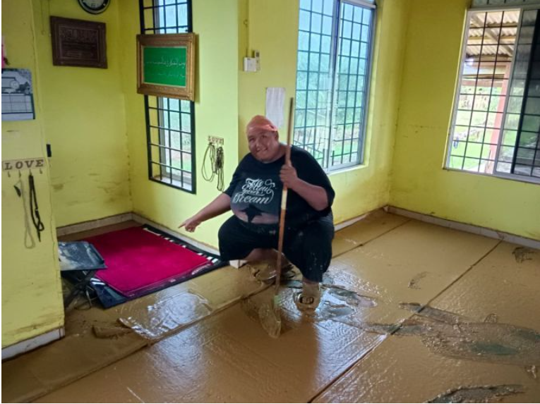 Seluruh Bagian Mushola Terendam Banjir, Karpet Imam Tetap Bersih Tanpa Lumpur