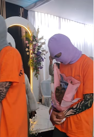 Momen Para 'Tahanan' Datang ke Kondangan Pakai Baju Oranye