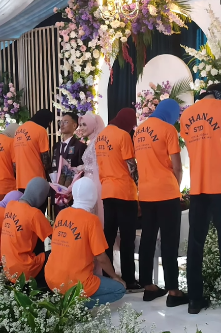 Momen Para 'Tahanan' Datang ke Kondangan Pakai Baju Oranye
