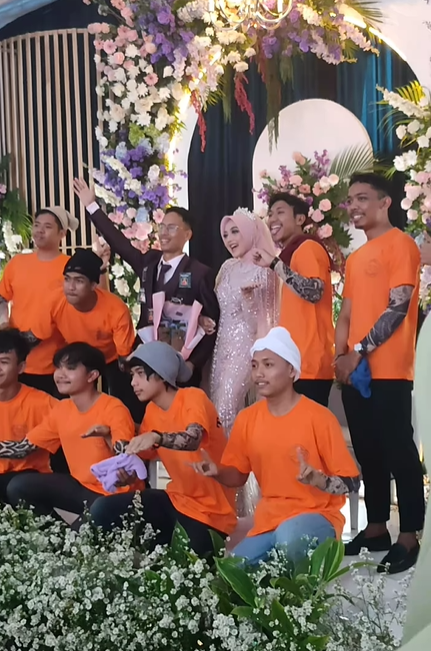 Momen Para 'Tahanan' Datang ke Kondangan Pakai Baju Oranye