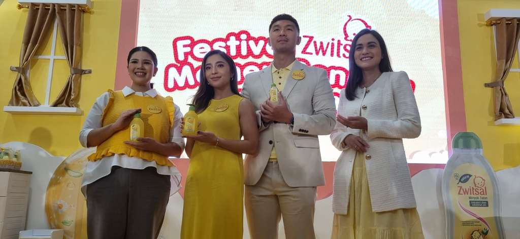 Nikita Willy dan Indra Priawan dalam acara Festival Zwitsal Momen Bonding Bermakna
