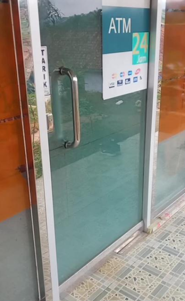 Kamuflase Tingkat Dewa, Dari Luar ATM, Pas Buka Pintu Ternyata...