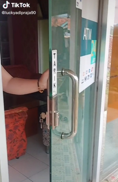 Kamuflase Tingkat Dewa, Dari Luar ATM, Pas Buka Pintu Ternyata...