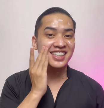 Memakai Skincare