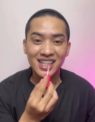 Memakai Lip Serum
