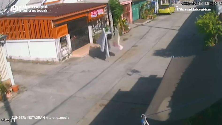 Viral jemuran bertingkah aneh saat siang bolong.