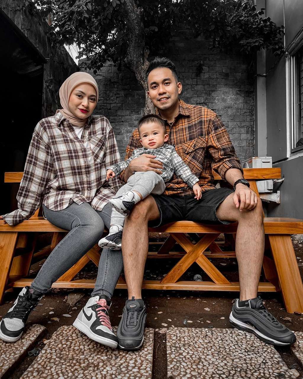 Nathalie Holscher bersama Fariz dan Adzam