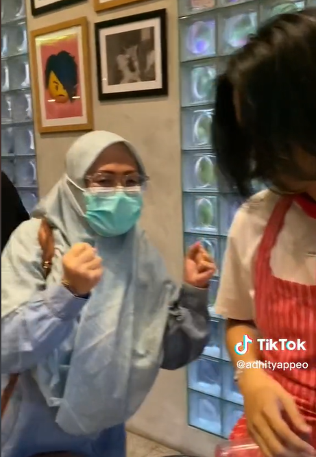 Kocak! Pria Ini Bawa Ibunya ke Karen's Diner, Langsung Duel Kasta Terkuat di Bumi vs Karen