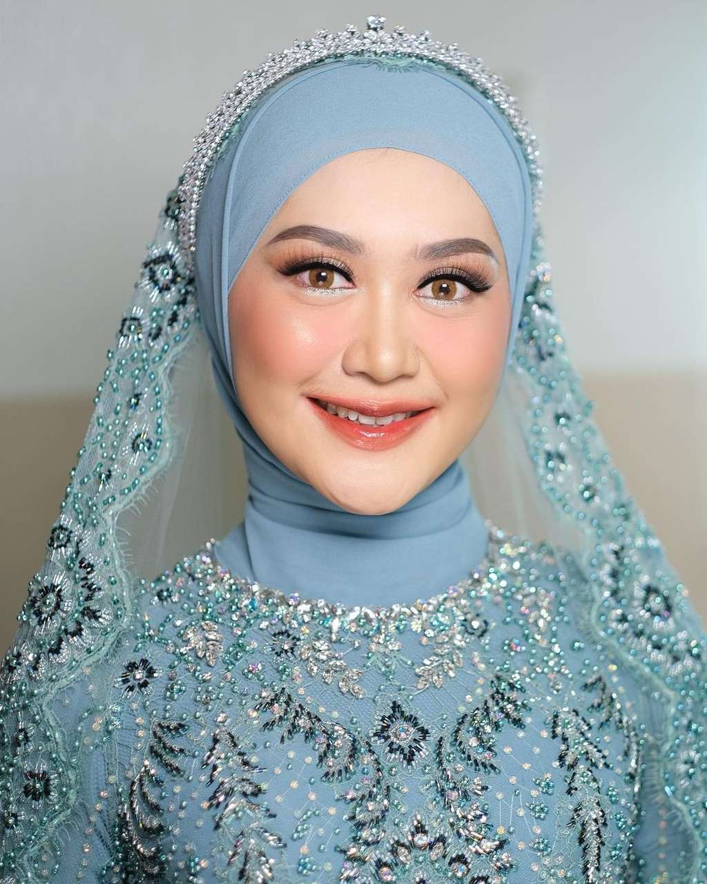 Padu Padan Hijab dan Mahkota