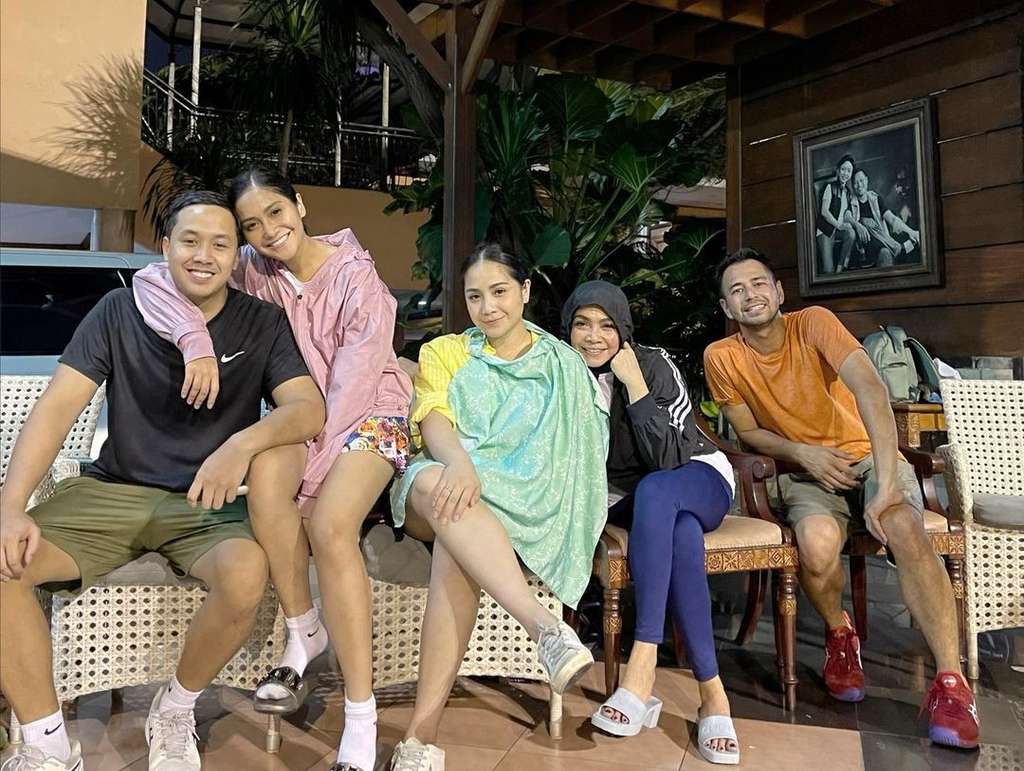 Rieta Amalia bersama anak dan menantunya