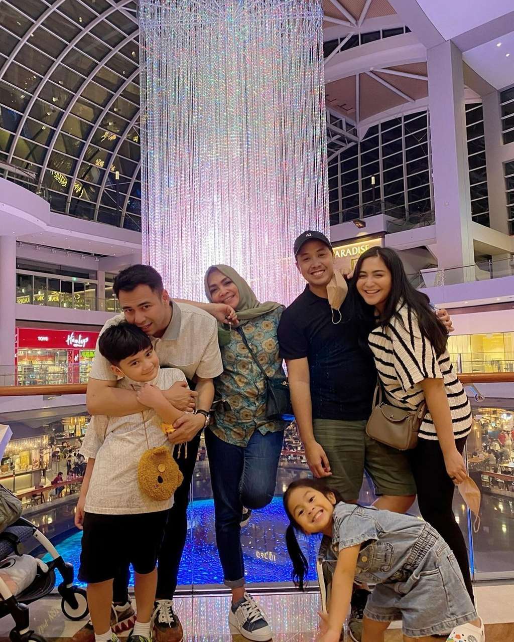 Rieta Amalia bersama anak dan menantunya